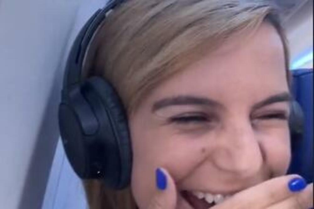 SVIDEO JOJ SE DEČKO U AVIONU I NAPISALA JE PORUKU NA SALVETI: Njegova reakcija je ODUŠEVILA, VRIŠTALA je od SREĆE