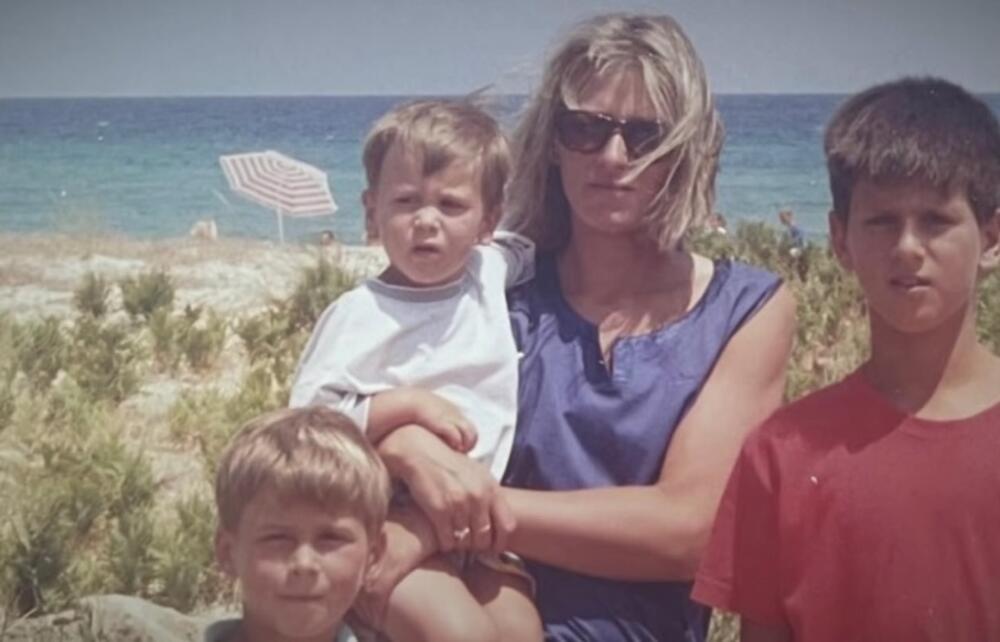 Ona je sa trojicom sinova