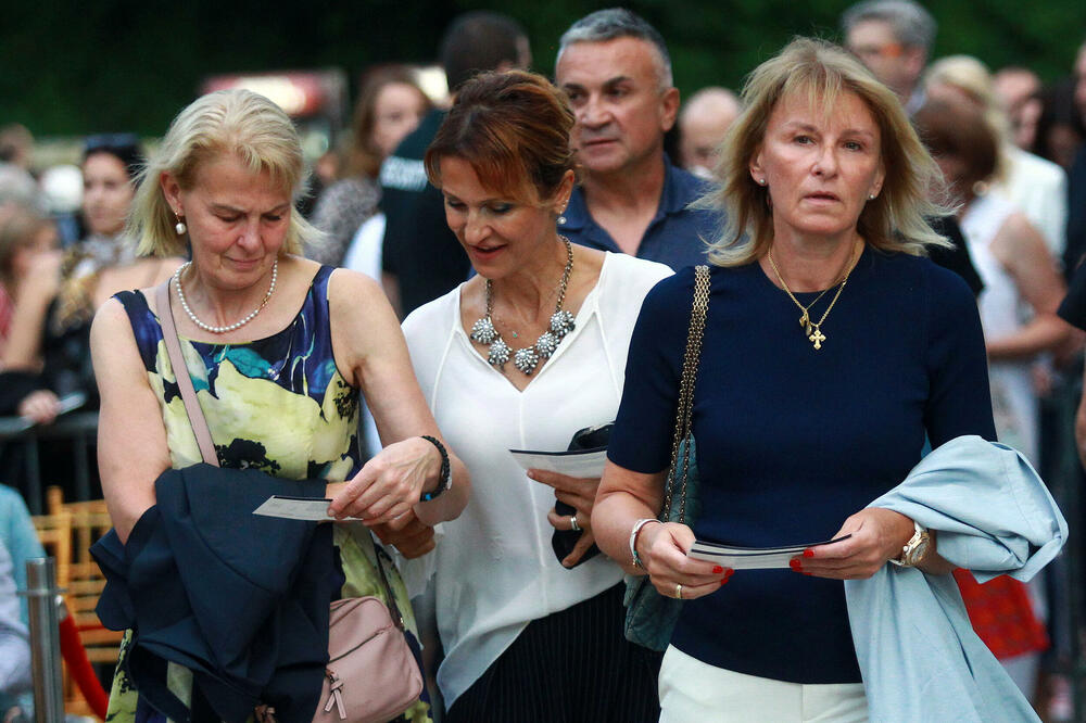 OVO JE ROĐENA SESTRA DIJANE ĐOKOVIĆ, UDATA JE ZA MOĆNU FACU: Pogledajte samo KOLIKO njih dve liče FOTO