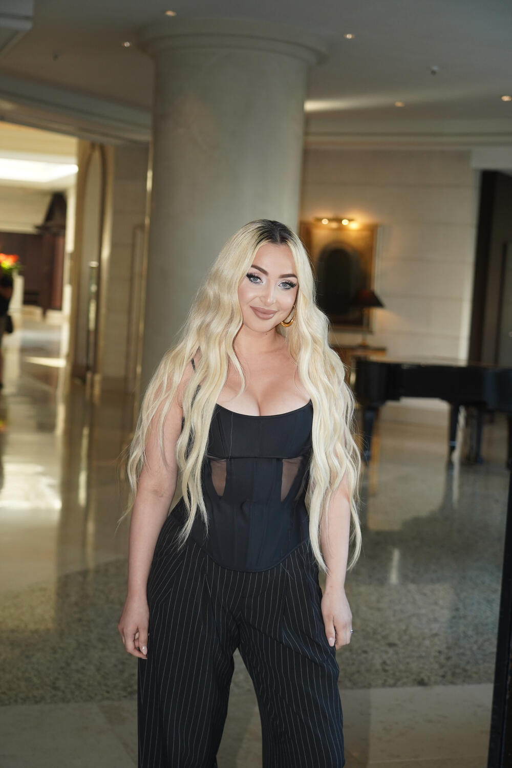 Korset zapalio prisutne