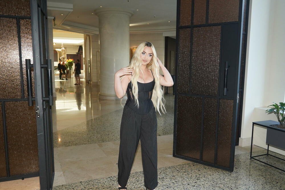 DA LI JE OVO NAJVRELIJA MAMA U SRBIJI? Plavuša izašla iz ILEGALE pa se ukucala u KORSERT, grudi prete da ISPADNU