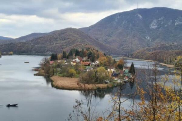 OSTRVO KOD ČAČKA KRIJE NESTVARNU PRIRODU: Pravi je raj za fotografe i turiste, nazivaju ga i "SRPSKI BLED" (FOTO)