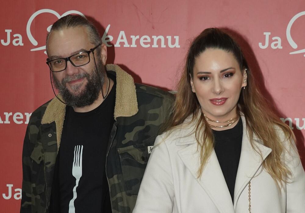 Voditeljka Milica Kon sa kompozitorom i tekstopiscem Markom Konom ima dvoje dece, Klaru i Ernesta