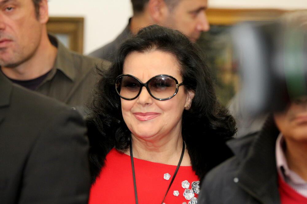 BIVŠI MUŽ SNEŽANE SAVIĆ POSTAO DEDA, PA DOBIO BLIZANCE: Ljubi 3 DECENIJE mlađu PLAVUŠU, a glumica o njima misli OVO