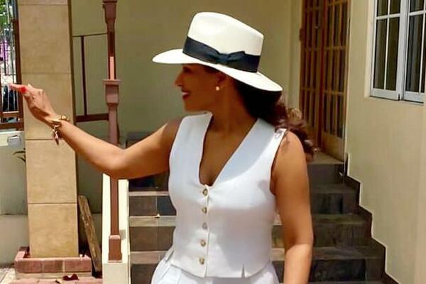 PROVOKATIVNA POLITIČARKA VRELOM HALJINOM DOVODI DO LUDILA: Sela na KREVET, a grudi u PRVOM PLANU (FOTO)