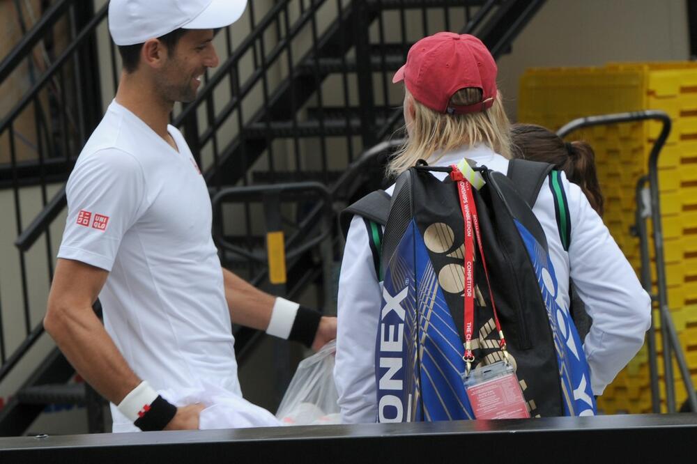 PREZIRE NOVAKA DO MAKSIMUMA: Ova žena je POMOGLA Alkarasu da SRUŠI Đokovića na Vimbldonu!