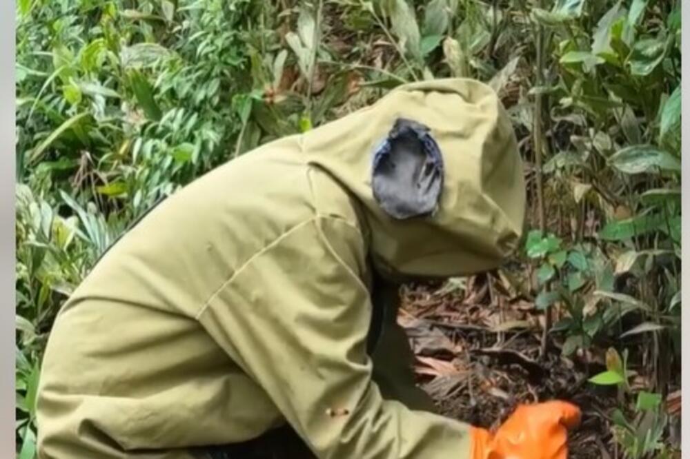 KOPAO JE RUPU, A ONDA JE IZLETEO STRŠLJEN: Nastavio je da DA VADI ZEMLJU, pa NALETEO NA... (VIDEO)