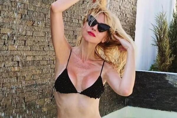 Ko bi rekao da ova bomba ima 48 godina? Vatrena plavuša izgleda kao avion, Srbe ostavlja bez daha na svakom koraku