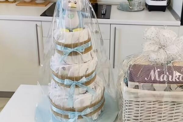 TORTA OD PELENA POSTALA JE HIT KOD SRBA: Odnesite OVAJ poklon i ODUŠEVITE TRUDNICU, napravićete je sami OČAS POSLA