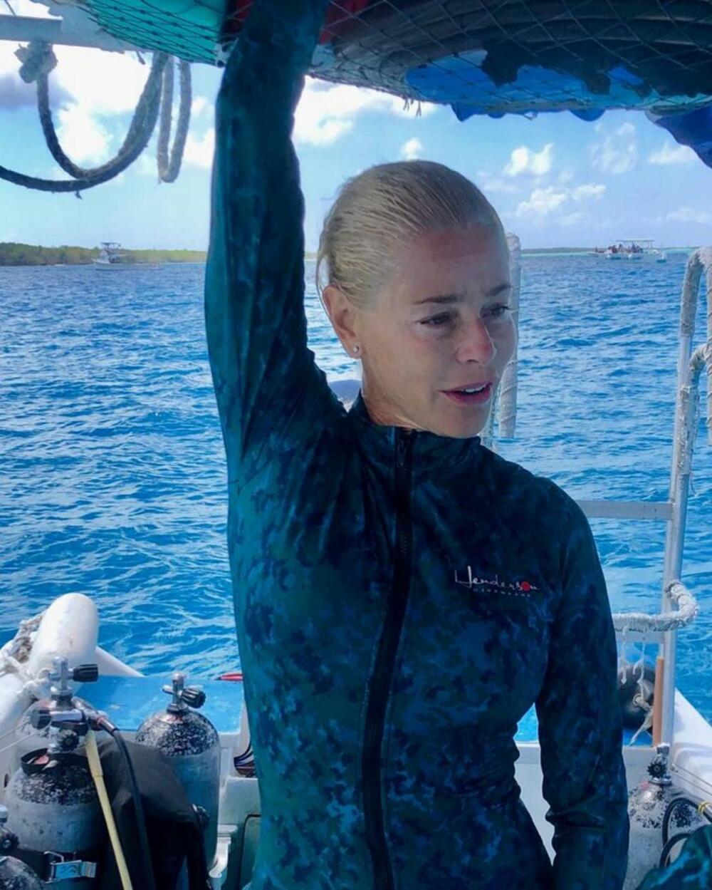 Uživa u blizini vode, voli vožnju čamcem ili surfovanje.