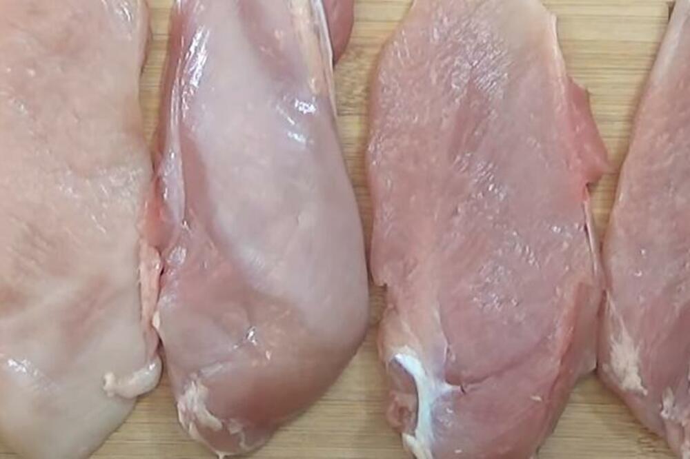 OVAJ TRIK SA PILETINOM MORA DA ZNA SVAKA DOMAĆICA: Olakšava pripremu jela, a potrebna vam je samo VILJUŠKA (VIDEO)