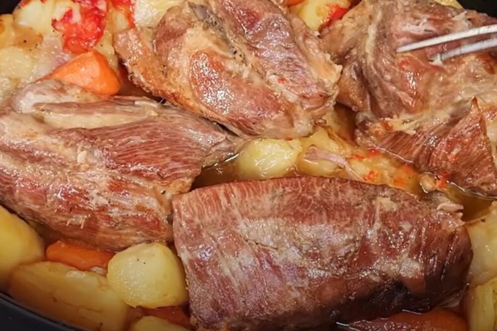 POREĐAJTE SVE SASTOJKE U PEKAČ I ODMORITE: Ručak će vam biti GOTOV dok vi pijete KAFU, meso se KAŠIKOM SEČE