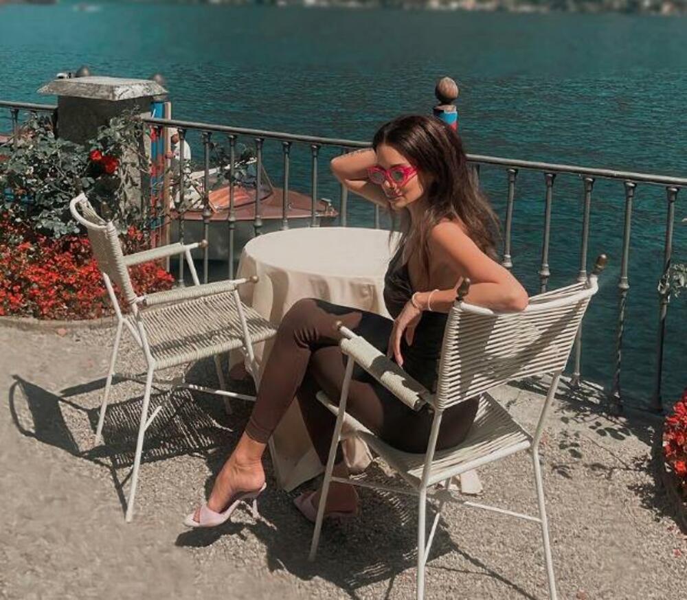 VODITELJKA MAMI NA GREH! Srbima popadale vilice od VRELIH KADROVA, tračicama pokušala da prikrije INTIMU, sve kipi!