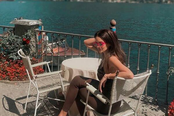 VODITELJKA MAMI NA GREH! Srbima popadale vilice od VRELIH KADROVA, tračicama pokušala da prikrije INTIMU, sve kipi!