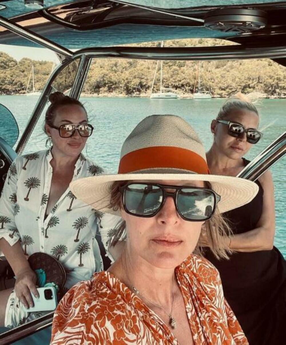 Piksijeva supruga Snežana na odmoru sa drugaricama