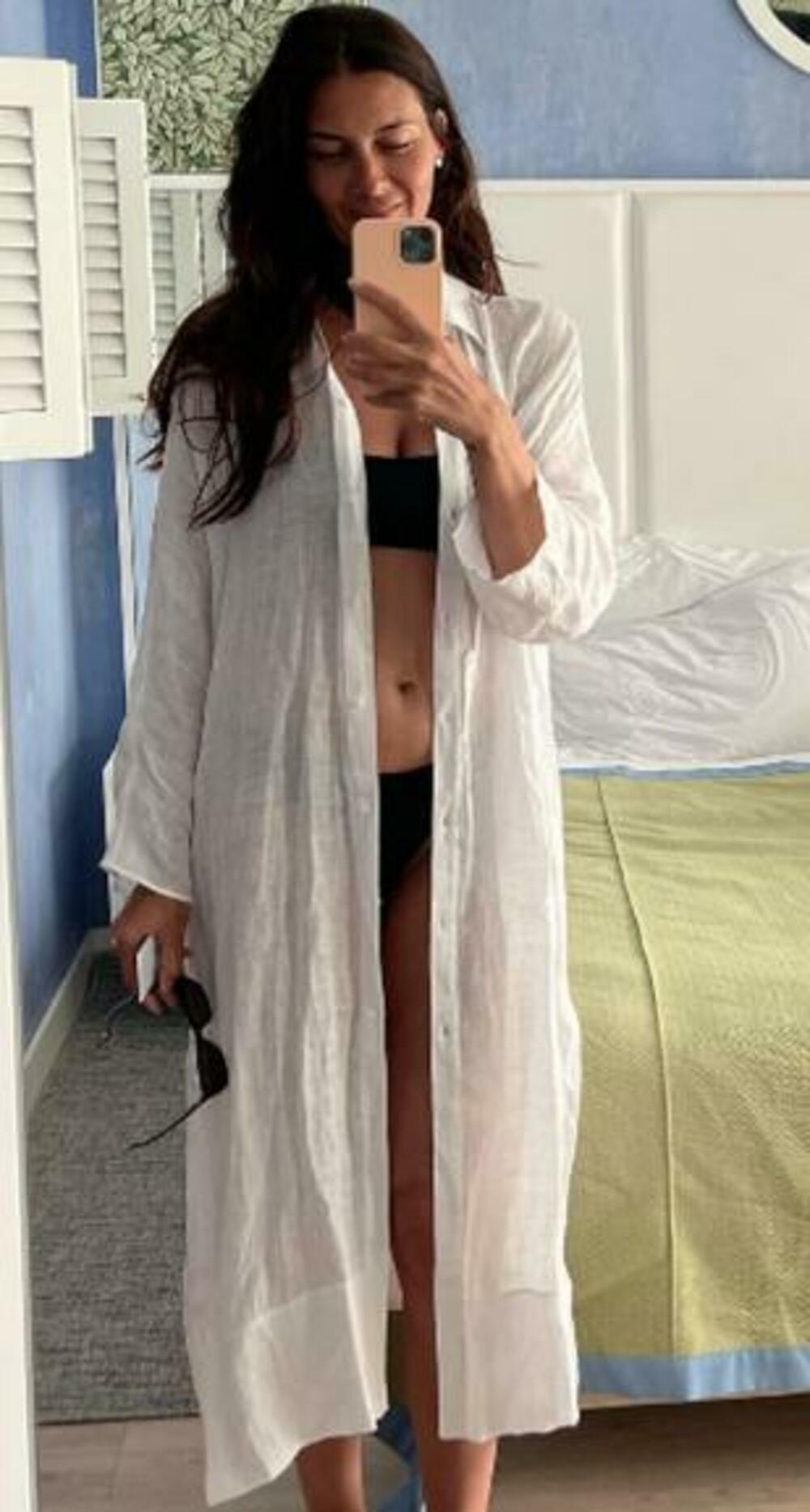 Na sebi imala kupaći kostim i tanki, beli ogrtač.