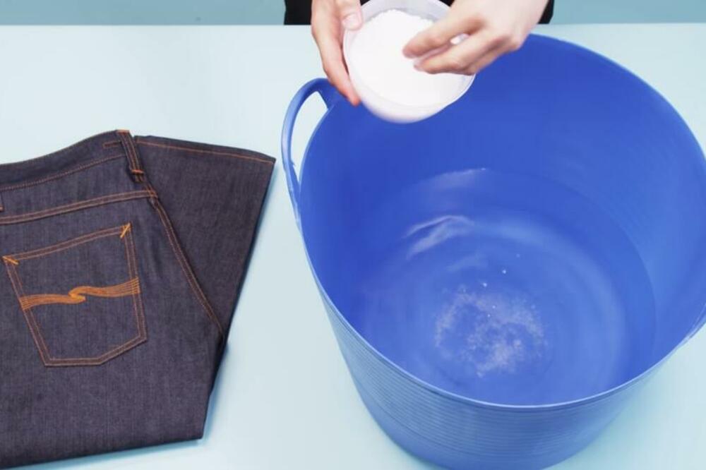 SARA OTKRILA TRIK ZA IZBELEDELE FARMERKE: Vratićete im BOJU čim ih POTOPITE u ovaj RASTVOR