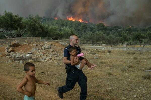 DRAMATIČNE FOTOGRAFIJE IZ GRČKE OBIŠLE CEO SVET: Opisuju lavovsku BORBU sa vatrenom stihijom BEZ IJEDNE REČI (FOTO)