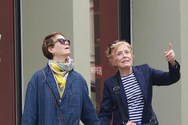 ZA NJU KAŽU DA JE LJUBITELJKA BAKICA! Sa STARIJOM ŽENOM deli KREVET: Izgledaju kao BAKA i UNUKA, A PUCA STRAST