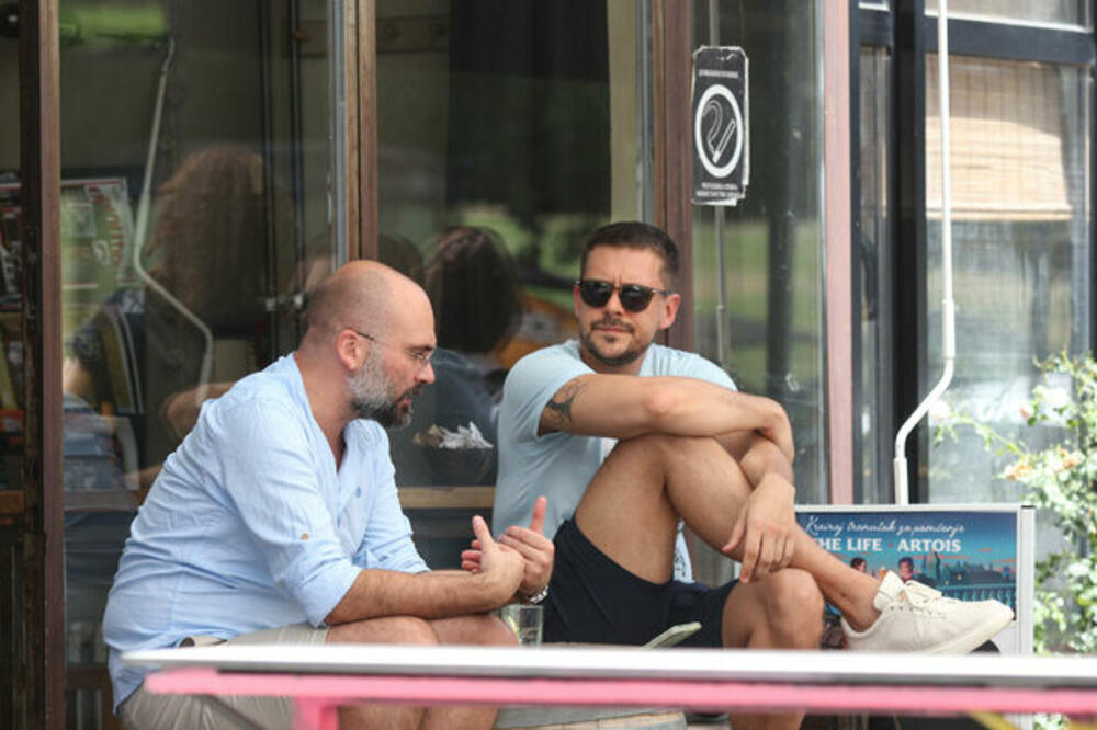 ESPRESO PAPARACO UHVATIO BIKOVIĆA, OVO JE NJEGOVO PRAVO LICE: Pogledajte šta radi kada misli da ga NIKO NE GLEDA