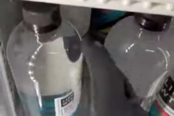 AKO PUNITE FLAŠE VODOM I STAVLJATE U FRIŽIDER OBAVEZNO PROVERITE OVAJ DEO NA DNU: Može vam SPASITI ŽIVOT, opasno je