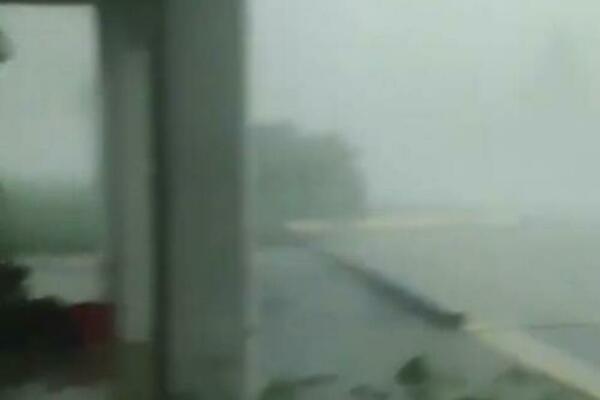 NEVREME ODNELO KROV KAO DA JE OD PAPIRA: Stravičan snimak superćelijske oluje u Srbiji (VIDEO)