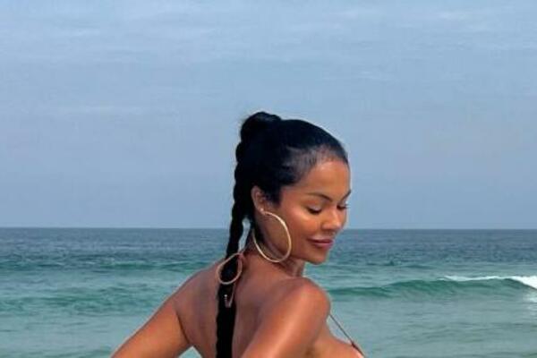 NI VEĆIH OBLINA, NI MANJEG BIKINIJA: SUPERMODEL okreće glave ko šrafove, zbog ove POZADINE će vam otpasti VILICA