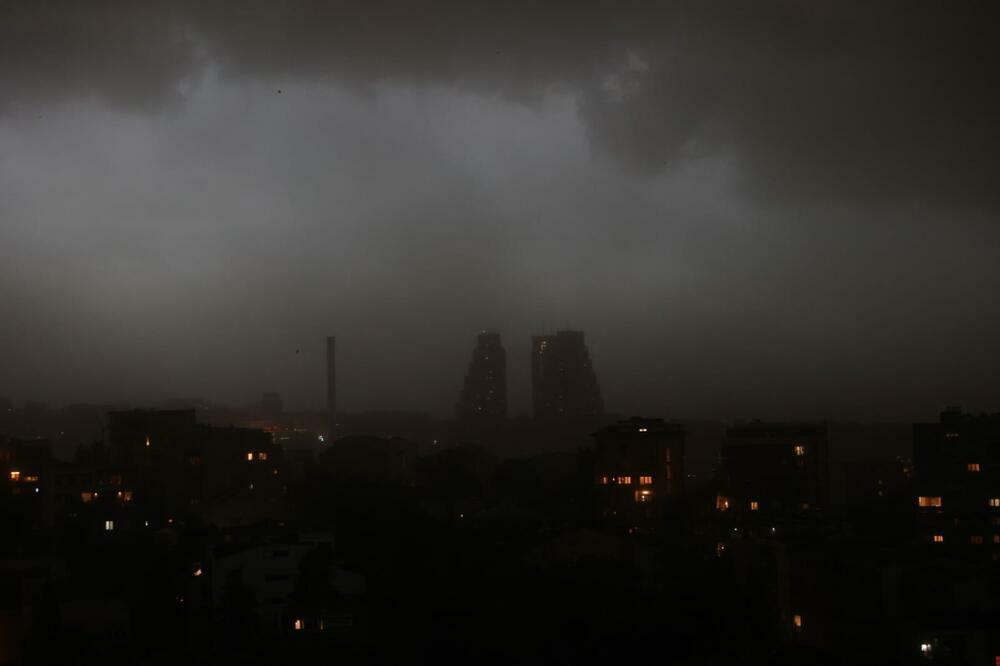 MAJKA SA BEBOM BEŽALA OD STRAHOVITOG VETRA! Potresna ispovest Beograđanke: "Ogromna grana je pala ispred mene"