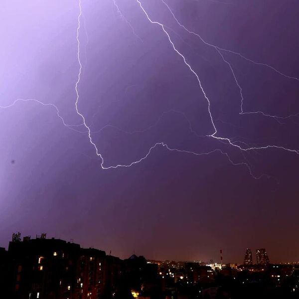 Momenat udara groma je zabeležen kamerom: Sve mirno stoji,a onda haos, a tek zvuk! Snimak ledi krv u žilama