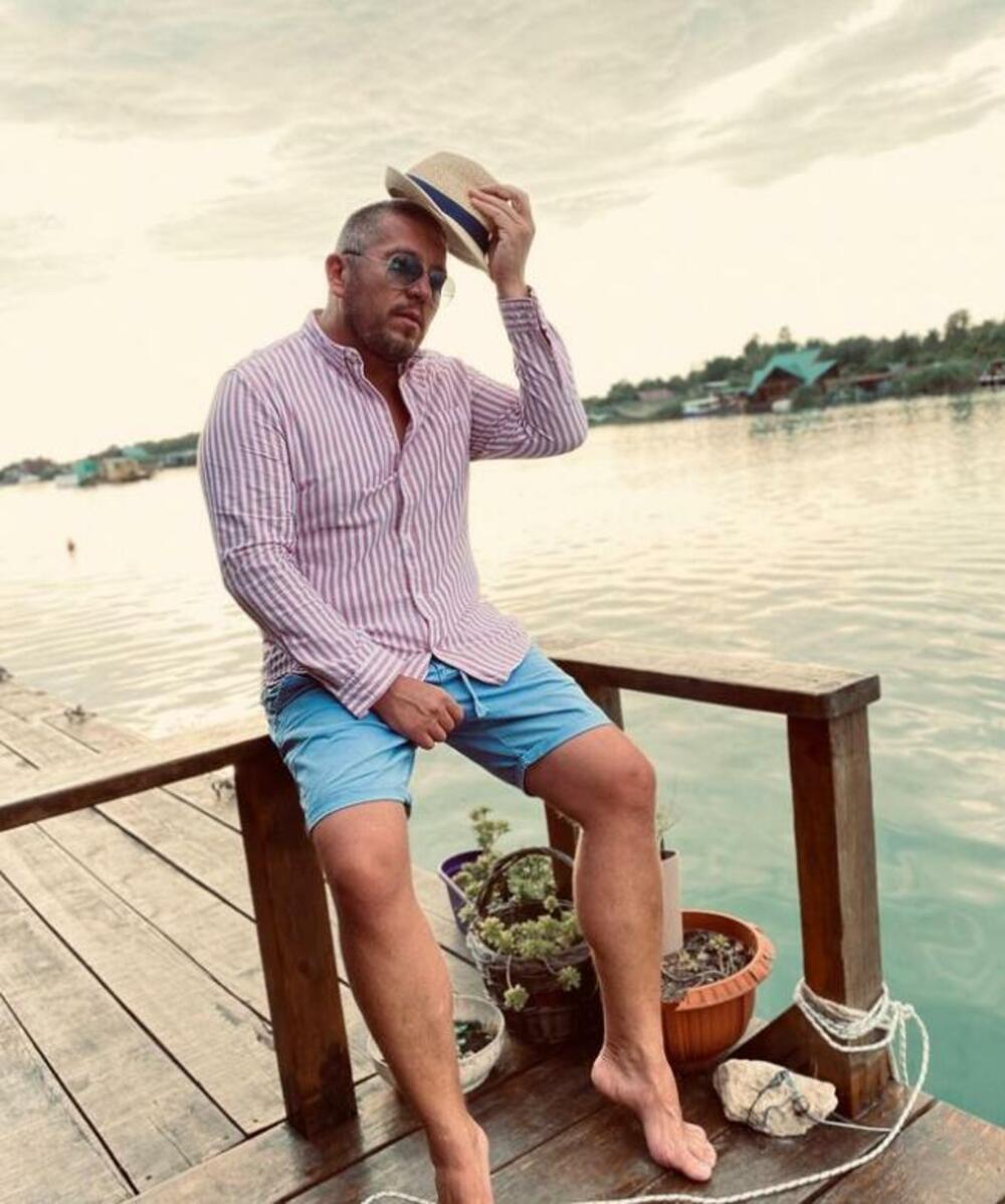 On je podelio svoje najintimnije priče i otkrio kako je izgledalo odrastati u Crnoj Gori osamdesetih i devedesetih godina.