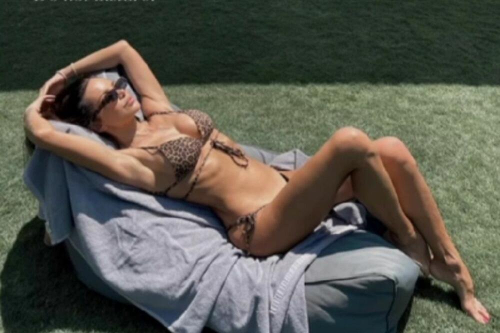 NAPUCANA DO BOLA, SILIKONI DIŽU PRITISAK! Skinula se VODITELJKA i to na BRODU: Da li je ona NAJZGODNIJE TV LICE?