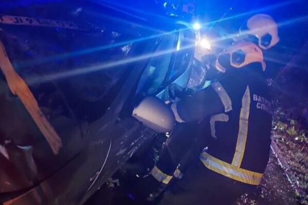 201 INTERVENCIJA VATROGASACA PRETHODNE NOĆI: Uklanjali limove, drveće, spasavali ljude od OLUJNOG nevremena