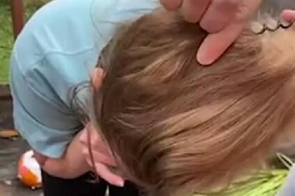 DOTRČALA JE DO OCA PONAVLJAJUĆI KAKO JOJ JE NEŠTO U GLAVI: Kad je video ŠTA joj je u KOSI, ostao je NEM (VIDEO)