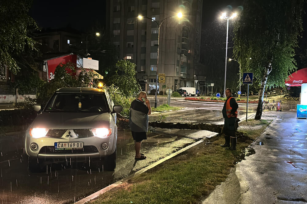 STRAHOVITA SUPERĆELIJSKA OLUJA PARALISALA KRAGUJEVAC: Vatrogasci spašavali ZAGLAVLJENE GRAĐANE, dve osobe povređene