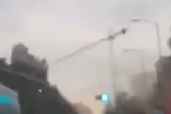 STRAVIČAN SNIMAK PADA KRANA, PRIZOR IZ HRVATSKE LEDI KRV U ŽILAMA: U kabini bio RADNIK, ovo je JEZIVO (VIDEO)