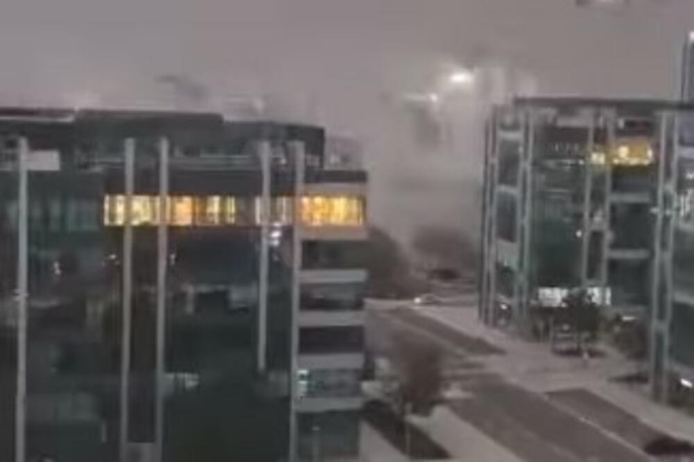 ISPLIVAO NOVI SNIMAK NAJDRAMATIČNIJE SCENE OLUJE U BEOGRADU: Pogledajte PAD KRANA iz drugog ugla! (VIDEO)