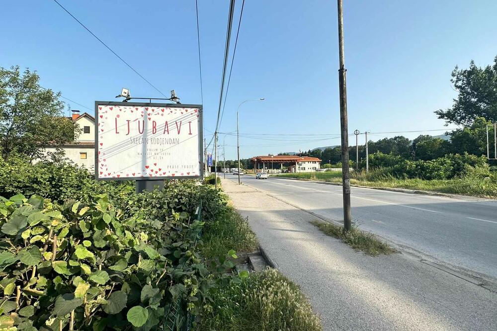 SVI BRUJE O OVOJ ZALJUBLJENOJ ČAČANKI: Pojavio se nesvakidašnji BILBORD sa LJUBAVNOM PORUKOM (FOTO)