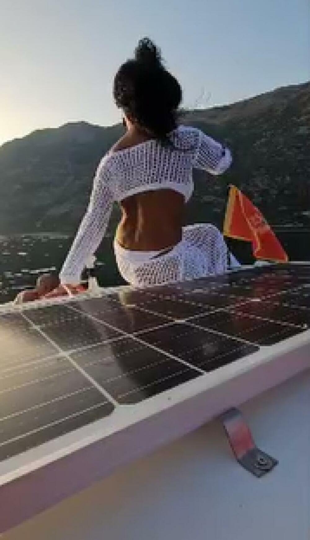 Glumica je sa prijateljima uživala u plovidbi na jednom brodu