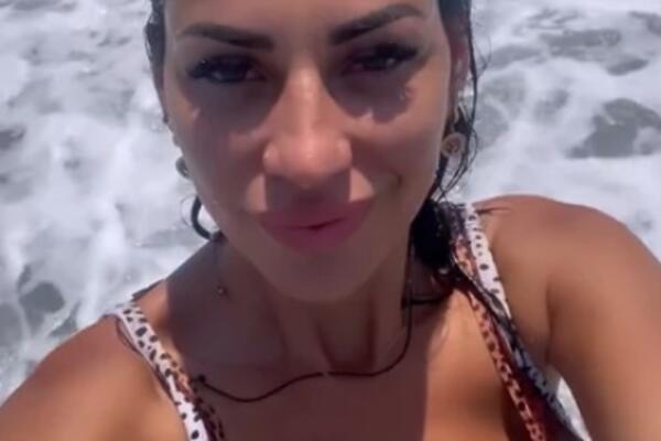 VODITELJKE OVOG LETA NIKAD PROVOKATIVNIJE: Skinula se JOŠ JEDNA, a njeno telo ulazi u ANALE: Vrhunska MAČKA