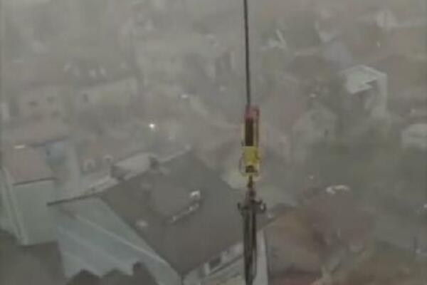 NE BILI MU U KOŽI! Radnik ostao ZAROBLJEN U KRANU tokom superćelijske oluje, pa snimio SAV UŽAS (VIDEO)