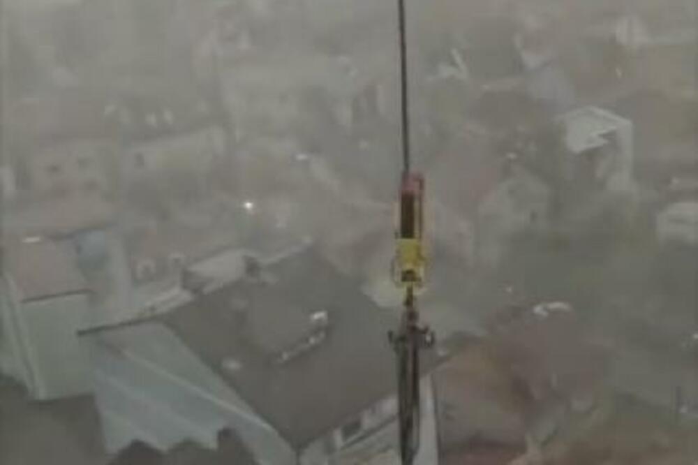 NE BILI MU U KOŽI! Radnik ostao ZAROBLJEN U KRANU tokom superćelijske oluje, pa snimio SAV UŽAS (VIDEO)