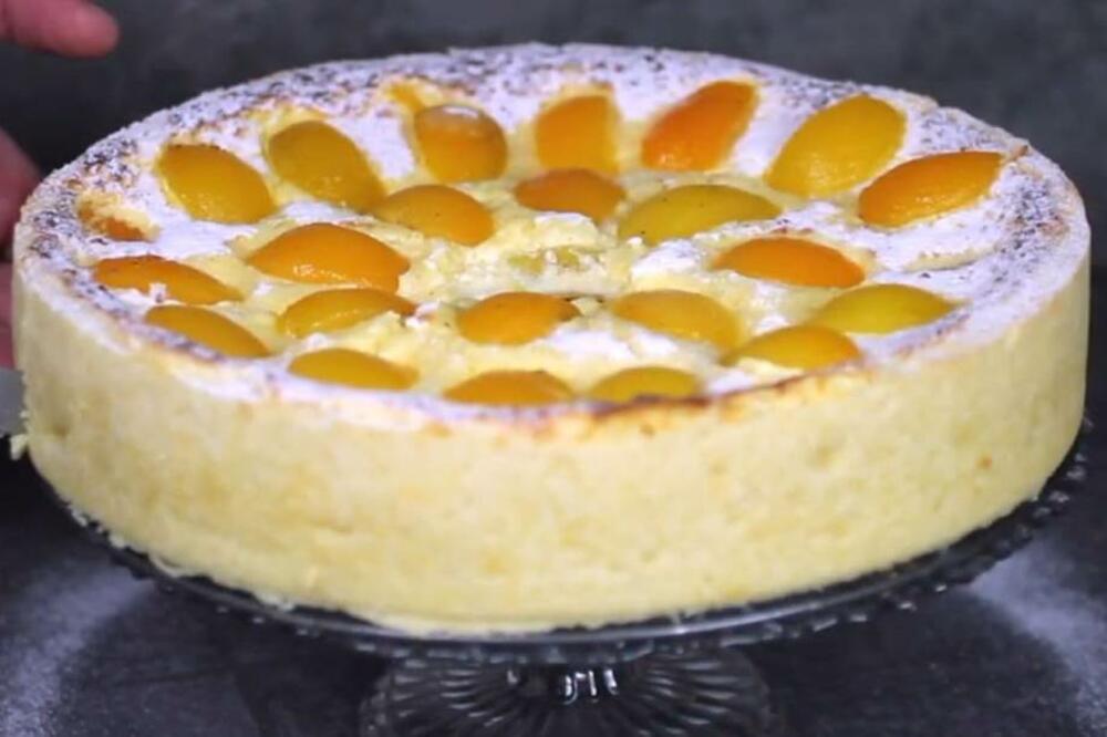 LETNJI KOLAČ SA HRSKAVOM KORICOM I KREMASSTIM FILOM: Pečeni čizkejk sa KAJSIJAMA u kom će svi UŽIVATI