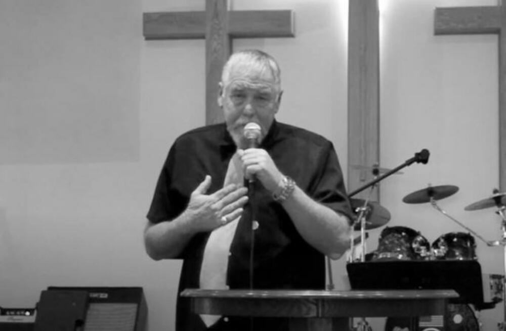 'Nik Benedikt je bio u mornarici, glumac, muzičar i slikar. Džindžer i Nik su u braku već 22 godine. Oboje su dugi niz godina deo Tehačapi zajednice.