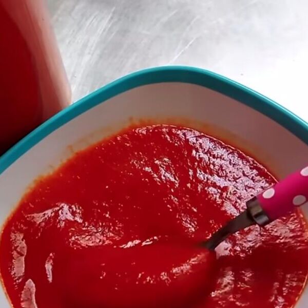 Recept za domaći kečap koji traje celu zimu - gust, mirisan i bolji od svakog kupovnog! Nema aditiva ni hemije