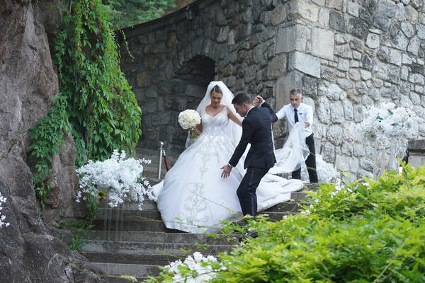 POČELO VENČANJE MARIJE MIKIĆ: Poznati stižu, a MLADA blista u belom FOTO
