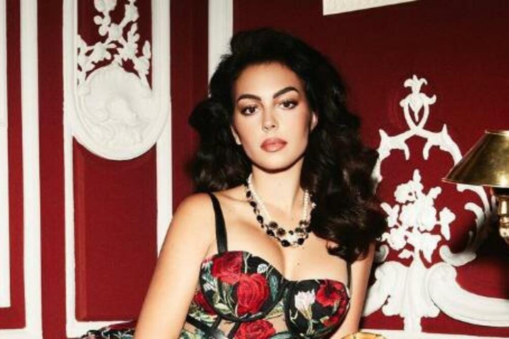 DA LI JE SLAVNI RONALDO ODOBRIO OVU GOLOTINJU? Đorđina za novu GUESS kampanju u HALTERIMA RAŠRAFLJUE VILICE (VIDEO)