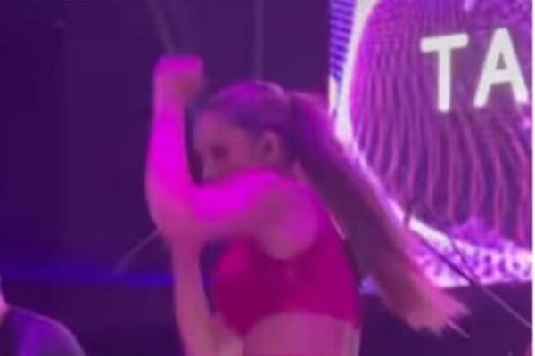 PEVAČICI NA NASTUPU SEVNULE BELE TANGICE ISPOD HALJINE, LJUDI U TRANSU: Crna Tea, DA LI SI REALNA?