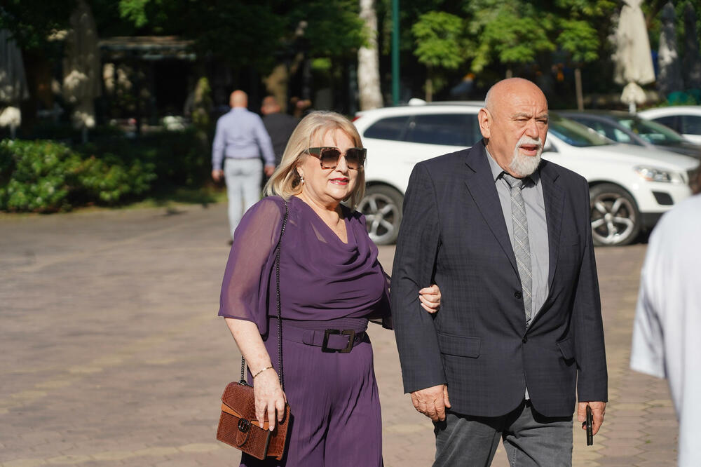OVO JE MUŽ SLAVICE ĐUKIĆ DEJANOVIĆ! RUKU POD RUKU STIGLI NA PEVAČICINO VENČANJE: Konačno u JAVNOSTI zajedno FOTO