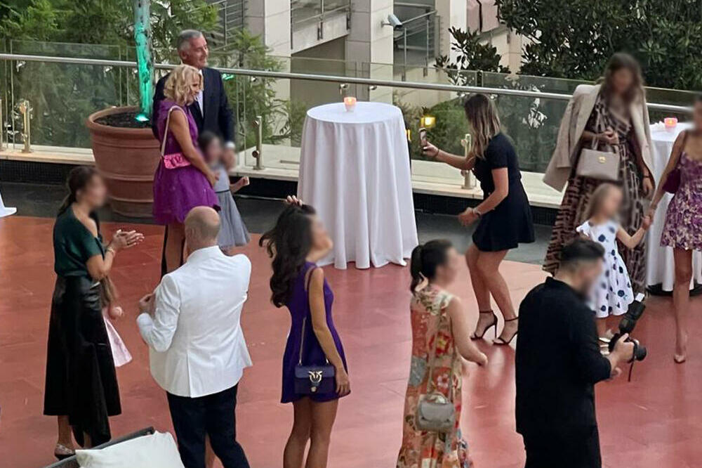 SLAVLJE U PORODICI ĐUKANOVIĆ, DEDA MILO SE NE ODVAJA OD UNUKA: Bivša prva dama Crne Gore meta SVIH POGLEDA (FOTO)
