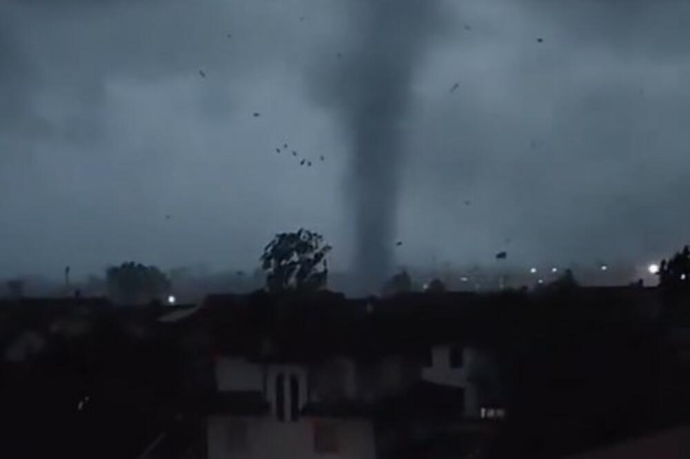 TORNADO POGODIO MILANO, DRAMATIČNI PRIZORI IZ ITALIJE: Nebo se u sekundi ZACRNELO, kao da je APOKALIPSA (VIDEO)